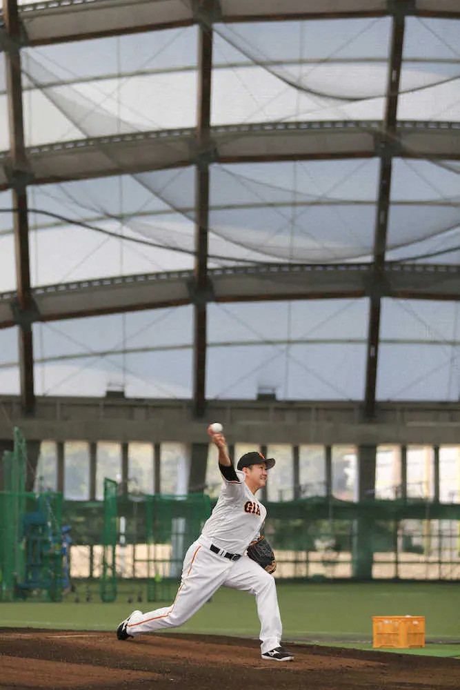 【画像・写真】巨人・菅野「初心に帰るじゃないけど見つめ直す」　3年ぶりに初日からブルペン投球