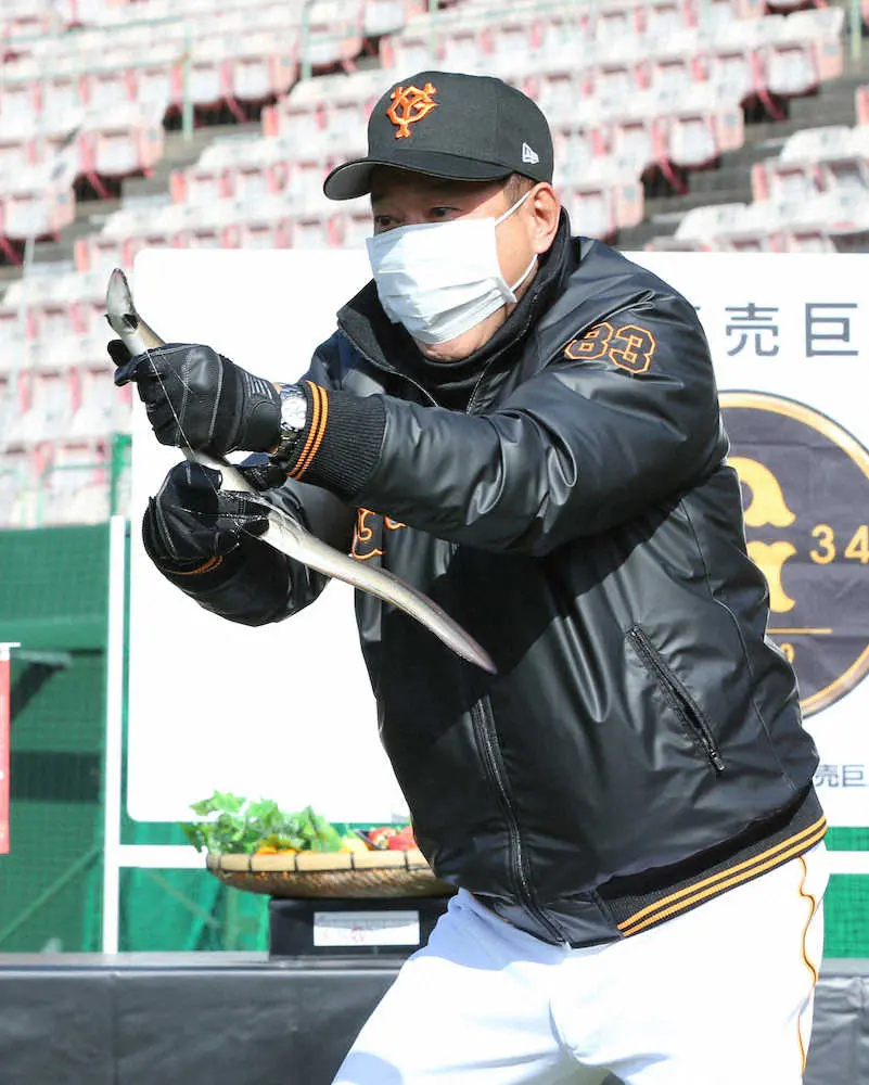 【画像・写真】巨人・原監督、うなぎつかんで初日から勢いうなぎ上り!?　巨人軍宮崎協力会から宮崎牛など贈呈