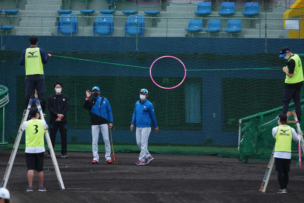 【画像・写真】新庄監督　“フラフープ送球練習”を実施！郡、野村らに拍手、守備力強化の一環として導入