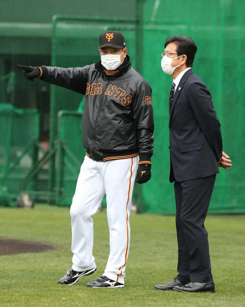 【画像・写真】侍ジャパンの栗山監督　巨人・中田と宮崎で再会