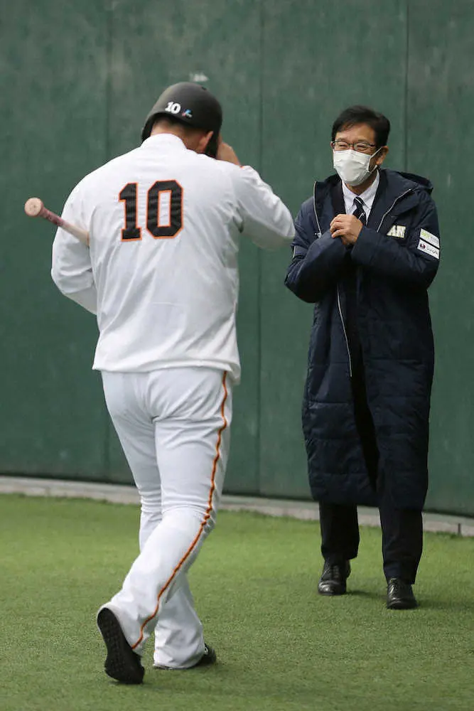 【画像・写真】侍ジャパン栗山英樹監督　キャンプ視察スタート　まずは巨人から　原監督と会談、中田翔と言葉交わす