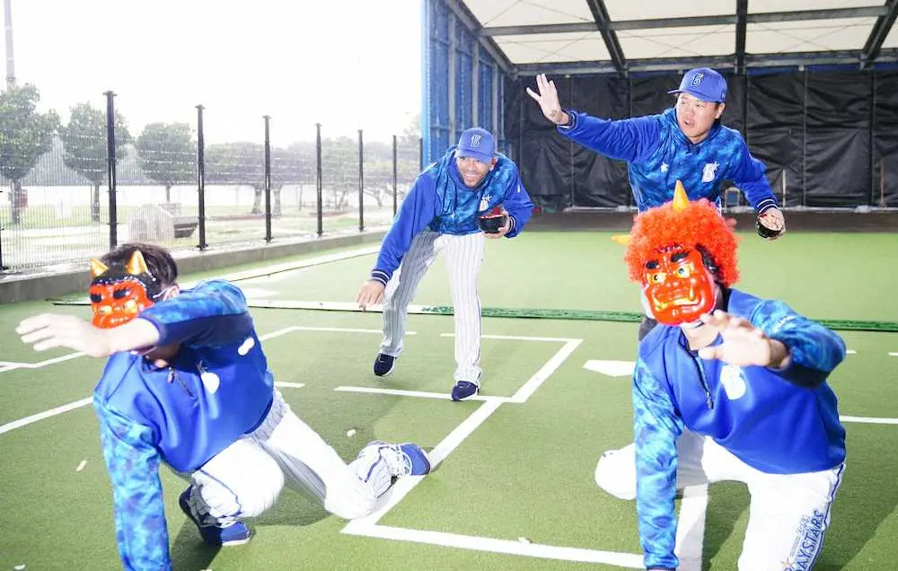 【画像・写真】DeNA　“ウンチョコ”ロメロが節分で「錦鯉」披露　「こんにちはーっ」　