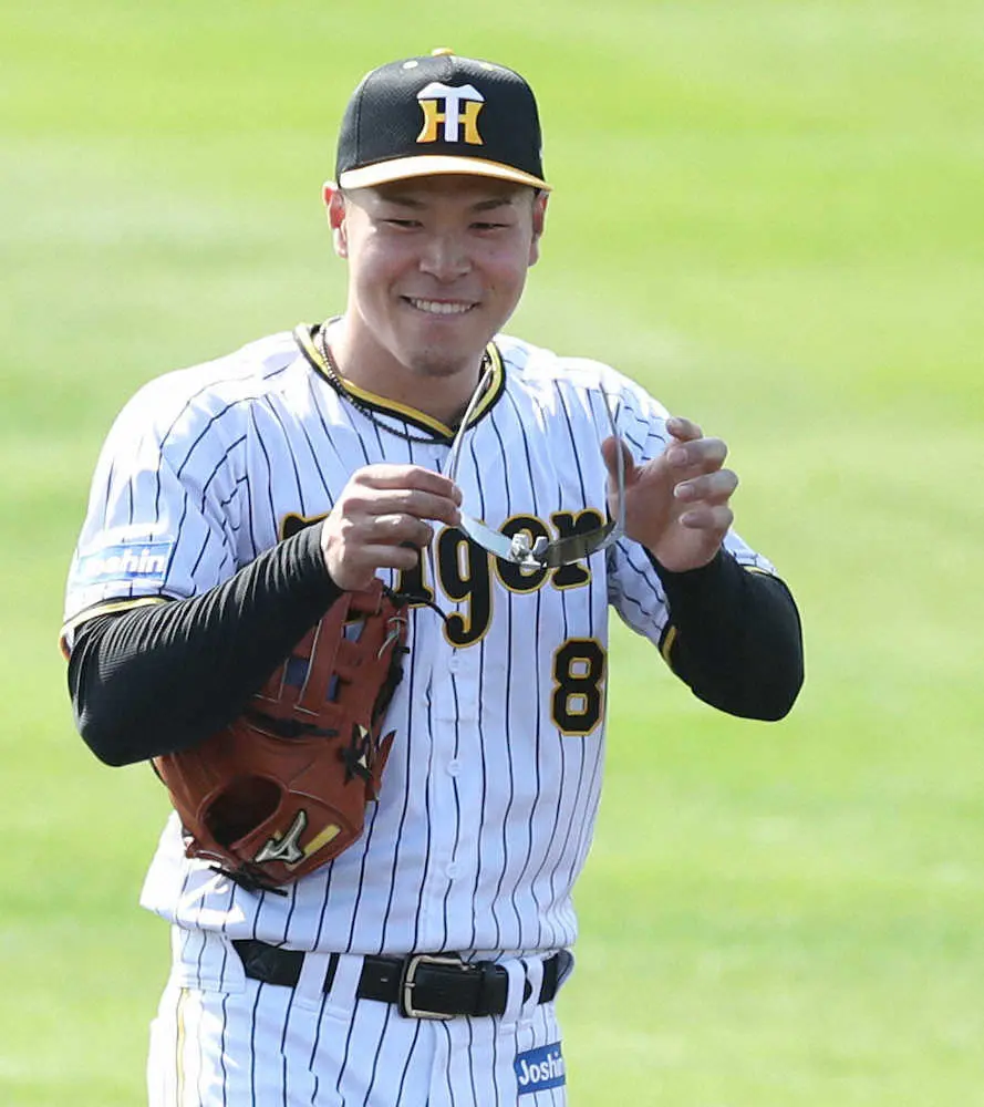 【画像・写真】阪神　雨の沖縄・宜野座、ブルペンに佐藤輝が入り、生きた球で目慣らし