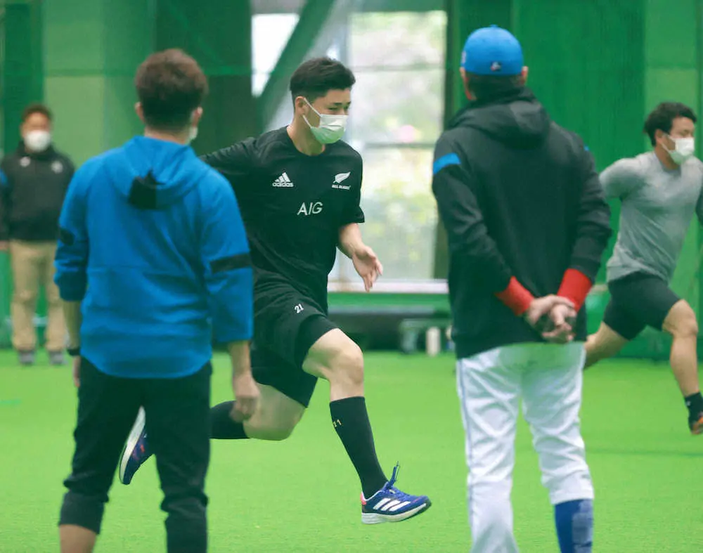 新庄監督 右 武井壮 左 が見つめる中 ダッシュする清宮 球団提供 スポニチ Sponichi Annex 野球