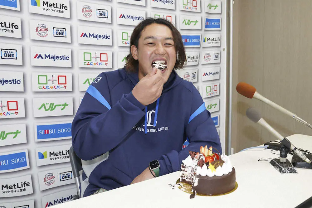 【画像・写真】西武・高橋がキャンプ地で誕生日　年齢知らない人からは「30歳？」