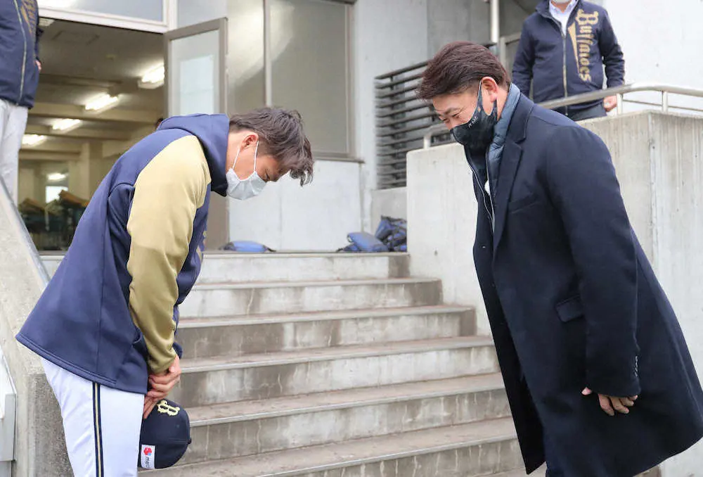 【画像・写真】オリックスキャンプを訪れ、山本由伸（左）にリーグVと五輪金メダルを祝福する松坂大輔氏（撮影・井垣　忠夫）