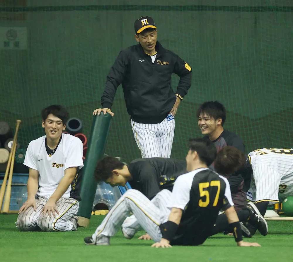 【画像・写真】若手のトレーニングを笑顔で見守る矢野監督（撮影・大森　寛明）
