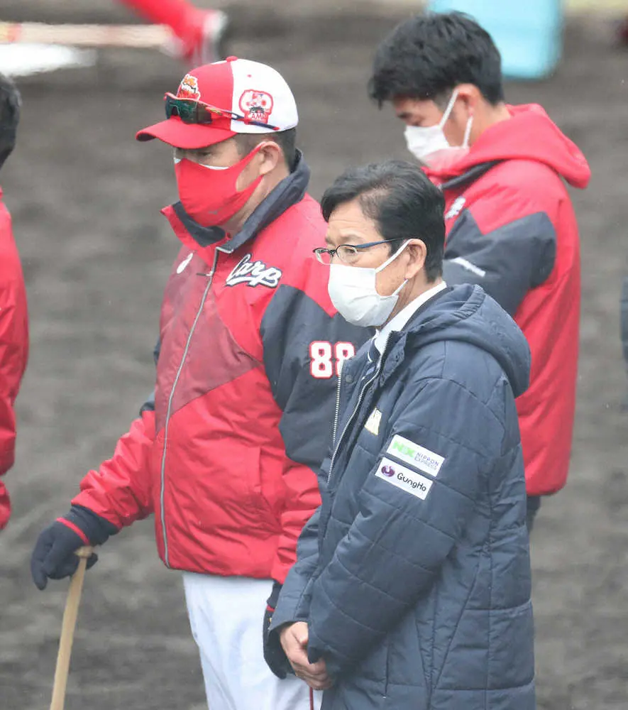 【画像・写真】＜広島キャンプ＞佐々岡監督（左）と打撃練習を見つめる侍ジャパン栗山監督　（撮影・奥　調）