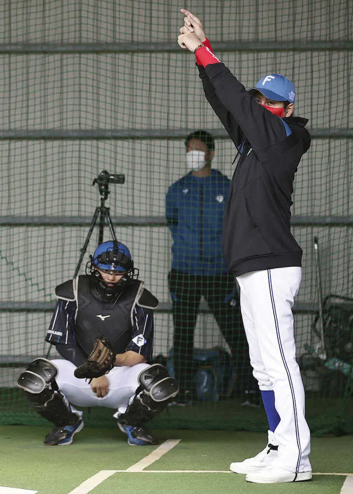 【画像・写真】日本ハム・新庄監督が打席で指導　ドラ6長谷川威ブルペンで実戦モード演出