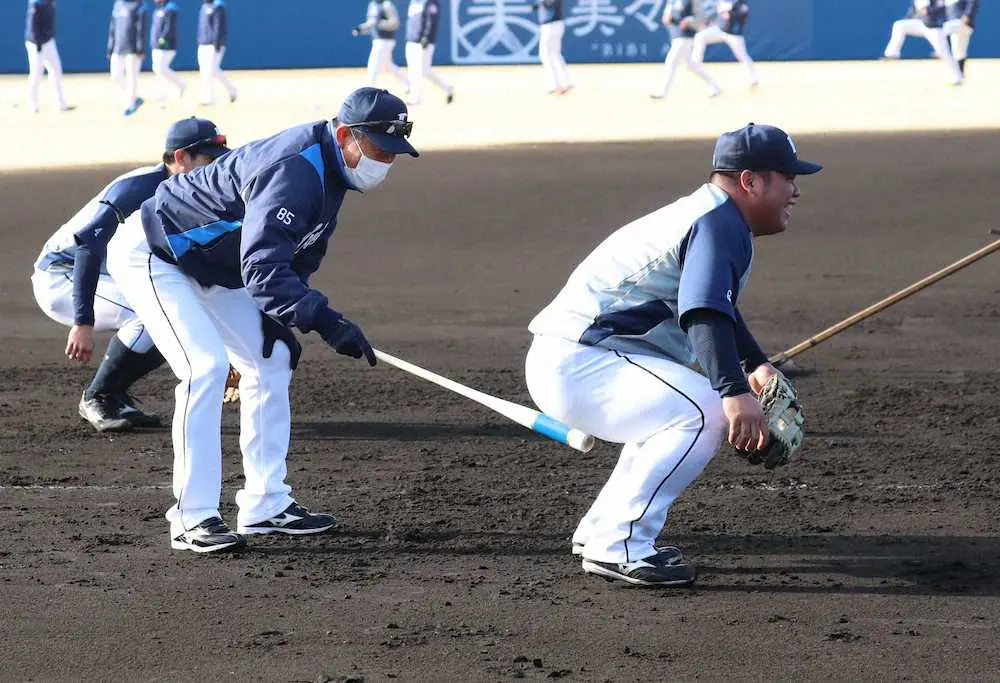 【画像・写真】【西武・南郷キャンプ4日目】朝早くから「よくばり君」西武・渡部　今日も特守