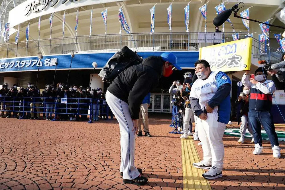 【画像・写真】日本ハム新庄監督「あ！あの当時の！」04年キャンプでアーチ直撃、亀里さんと18年ぶり奇跡の再会喜ぶ
