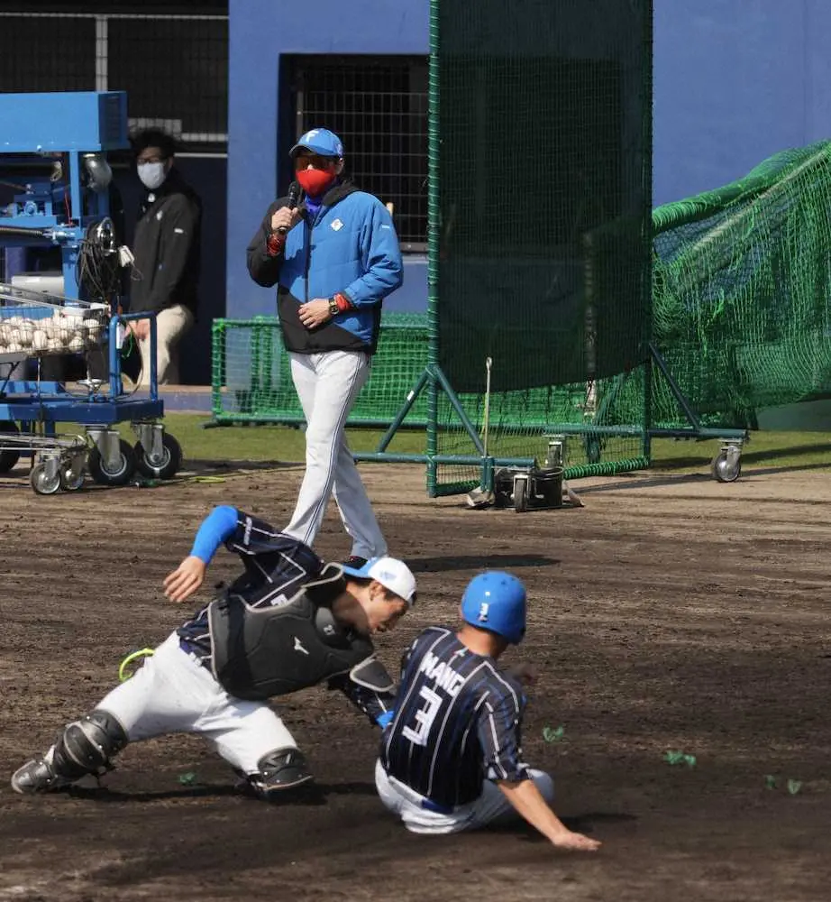 【画像・写真】新庄監督　ノッカーもプレッシャー？　打ち損じたコーチに「boss組に行くかも」と苦笑
