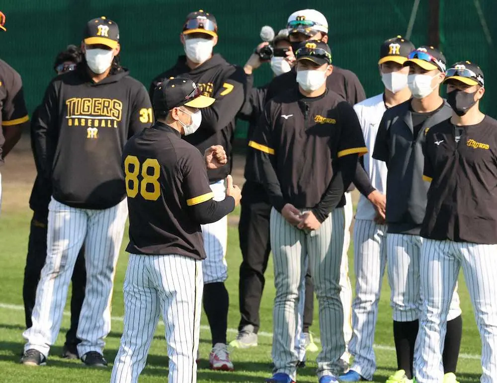 【画像・写真】阪神・矢野監督「明日も輝が1面になるんやろうけど」　2年目迎えた怪物の“大物ぶり”に目を細める