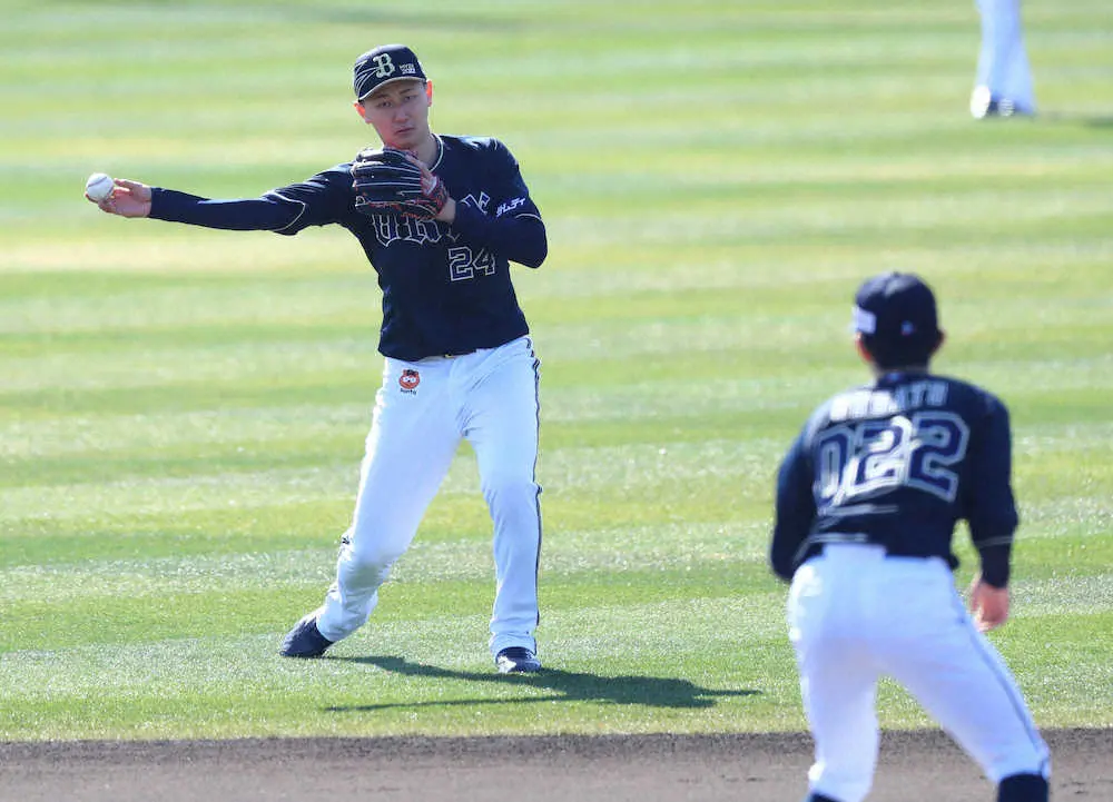 【画像・写真】＜オリックス春季キャンプ＞　宮崎キャンプに合流し、内外連携で軽快な動きを見せる紅林　（撮影・後藤　大輝）
