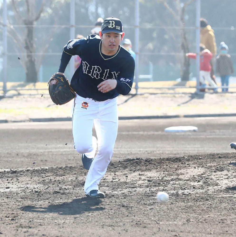 【画像・写真】＜オリックス春季キャンプ＞　宮崎キャンプに合流し、投内連携で一塁に向かって駆け出す宮城　（撮影・後藤　大輝）
