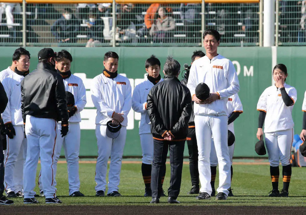 【画像・写真】＜巨人宮崎キャンプ＞5日、山口オーナー（中央）にあいさつをする秋広　（撮影・森沢裕）