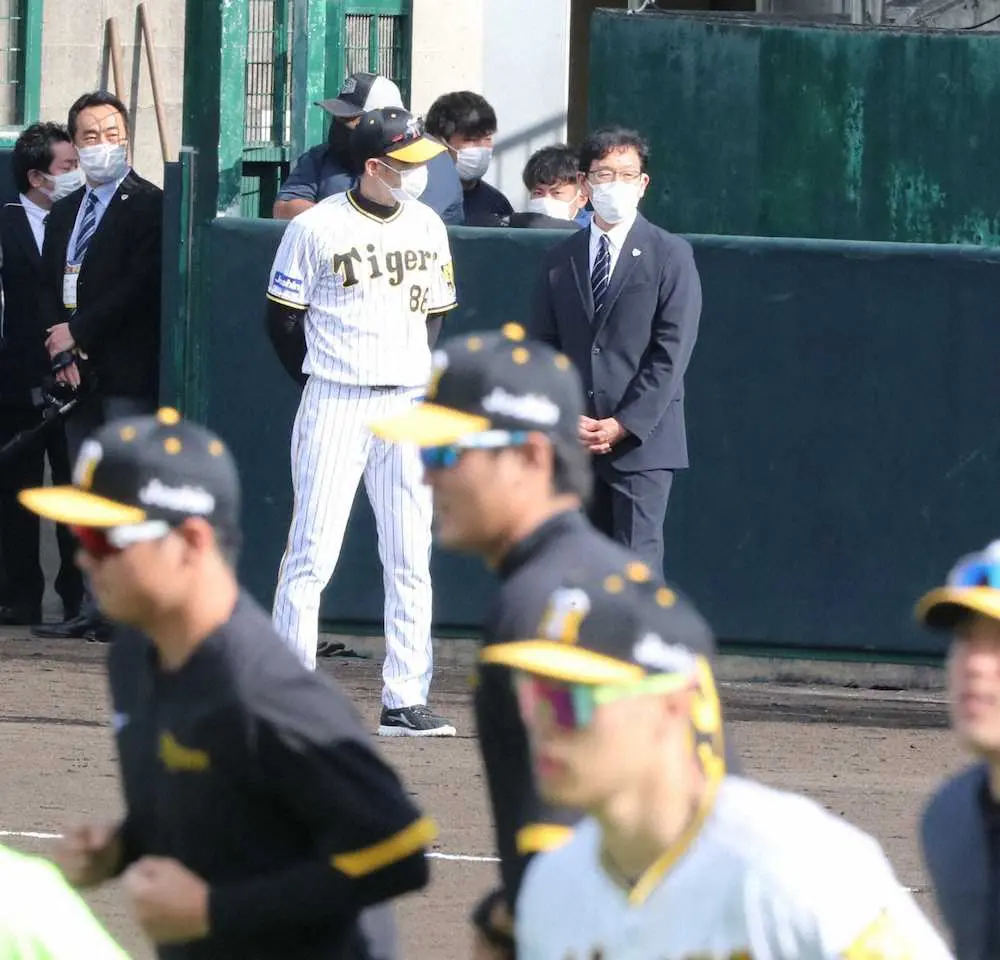 【画像・写真】侍・栗山監督が阪神・訪問　佐藤輝を高評価「大爆発をする前兆」、近本は米国戦のキーマン候補