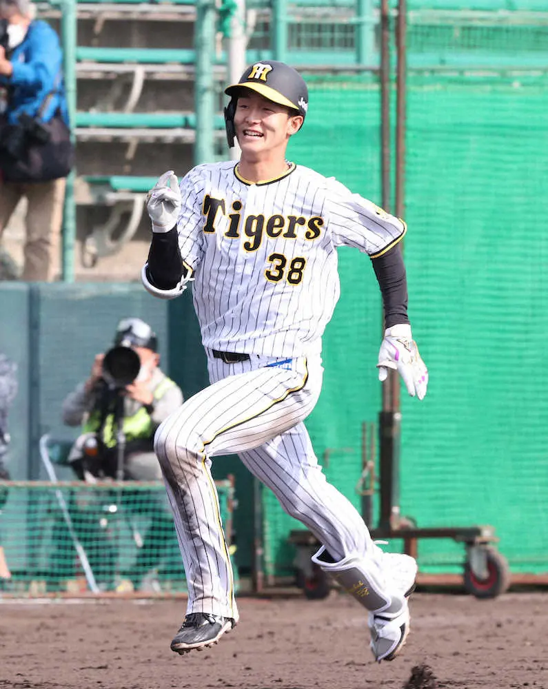 【画像・写真】阪神・小幡　ランニング満弾で二遊間争い猛アピール　昨秋から磨いた「近本打法」の成果出た