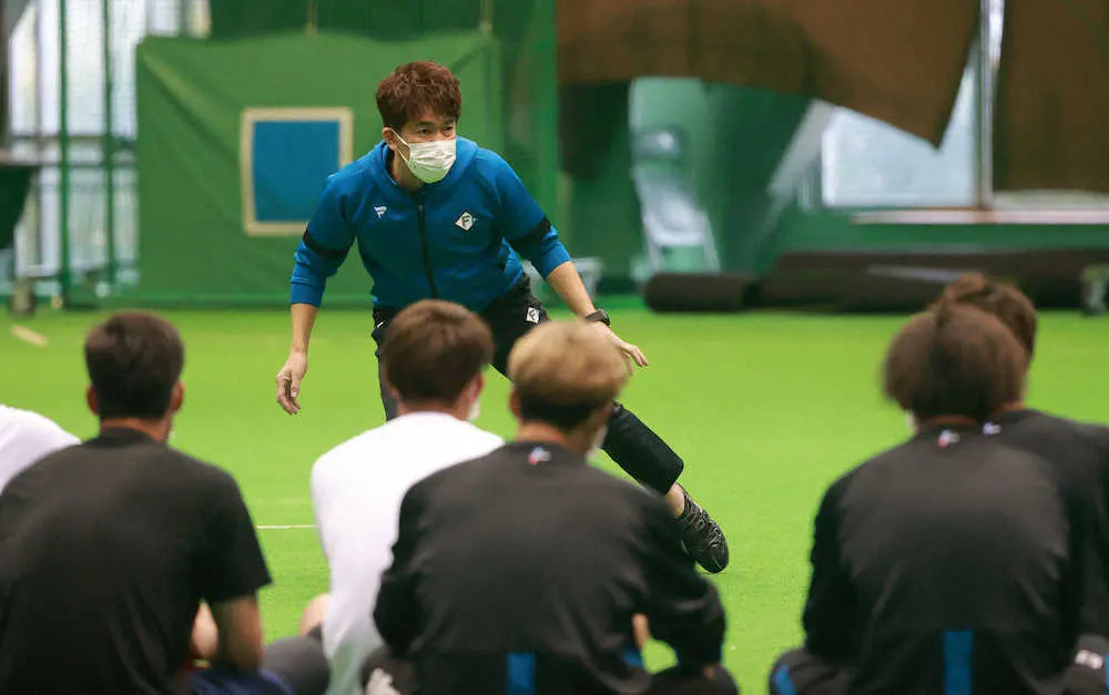 【画像・写真】身ぶり手ぶりを交えて選手に講義する武井壮（球団提供）