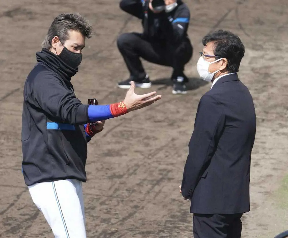 【画像・写真】日本ハム新庄監督　侍・栗山監督と公の場で初対面　栗山監督もビッグボスポーズ披露