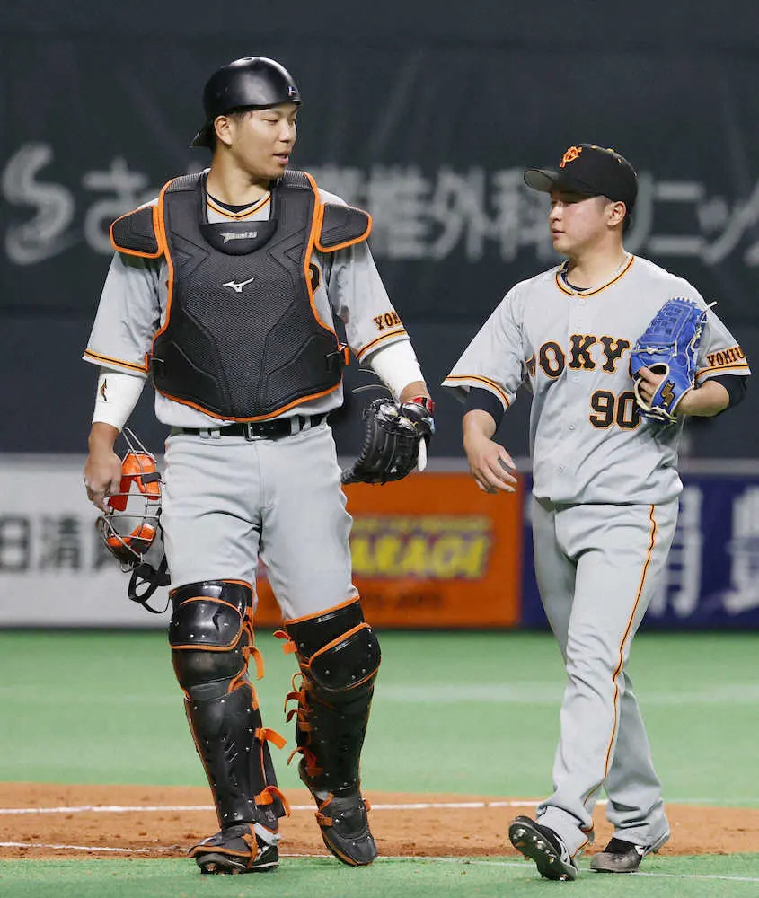 【画像・写真】投手戸田（右）と話しながらベンチに戻る巨人・大城