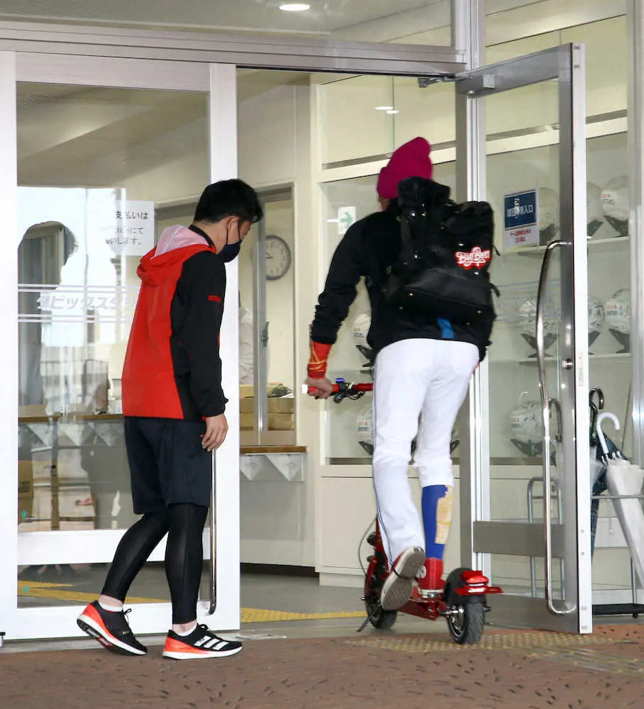 【画像・写真】新庄監督　赤キックボードで球場入り　靴はコンバース「（臨時コーチ）きょうは赤星君だから“赤い星”」