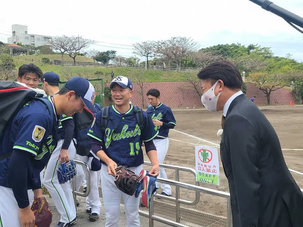 【画像・写真】松坂大輔さんがヤクルトキャンプ訪問　対面した奥川は緊張