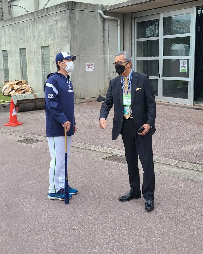 【画像・写真】スポニチ評論家の森繁和氏がヤクルトキャンプを訪問　高津監督「ぜひ奥川を見てほしかった」