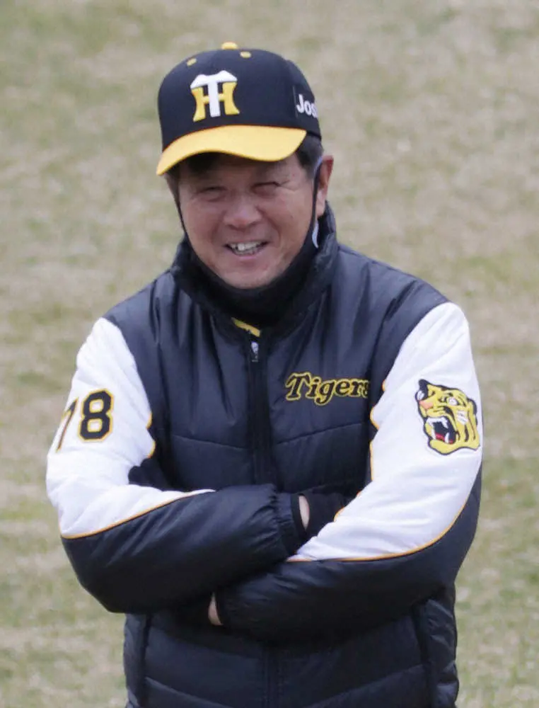 【画像・写真】阪神・平田2軍監督　捕手座らせ初ブルペン岡留に「桟原みたいになってくれたら。今は焼き鳥屋やってるよ」