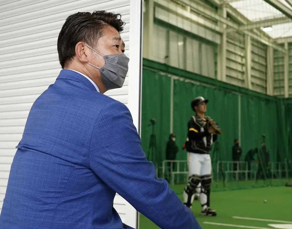 【画像・写真】阪神・藤浪に松坂大輔氏が“熱視線”宜野座キャンプ訪問で真っ先にブルペンへ　新旧甲子園優勝投手