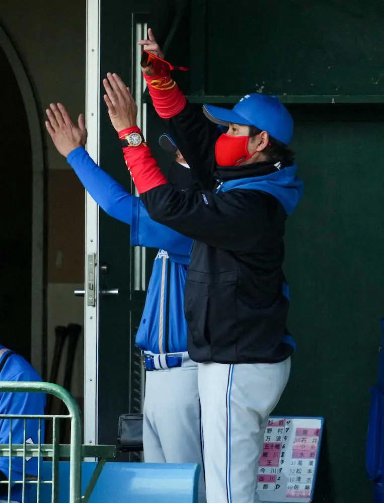 【画像・写真】新庄監督　初の対外試合はプレハブ小屋で采配　試合途中からベンチへ　外野守備細かく指示