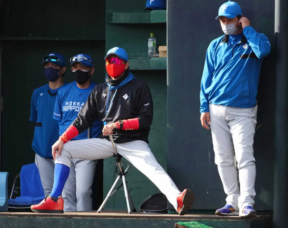 【画像・写真】新庄監督　らしさ全開采配で初勝利！外野の五十幡を遊撃、万波三塁起用　内野手の野村、細川が外野