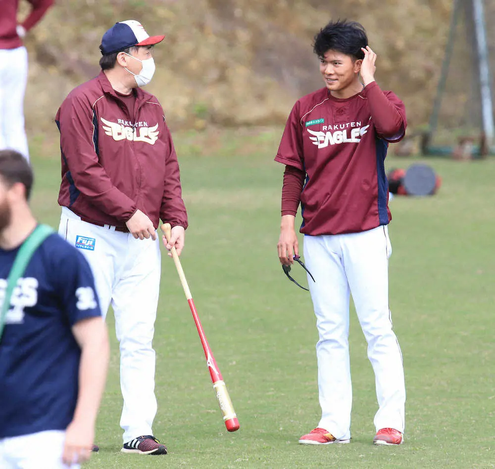 【画像・写真】【キャンプ隠しマイク】楽天・石井監督　日なたぼっこしながら「心のどこかで応援」ひそかにエール