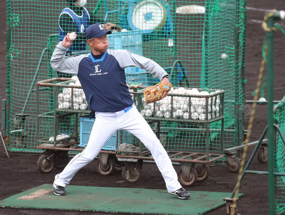 【画像・写真】8度のゴールデングラブ賞の「肩」健在　西武・辻監督が打撃投手　山川は「コントロール抜群です！」