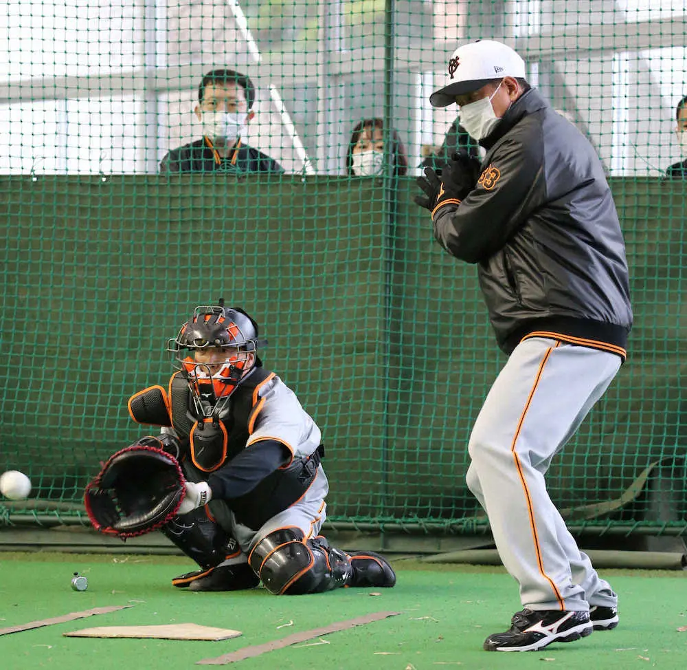 【画像・写真】巨人・菅野ブルペン入り　原監督が打席に入る場面も　沖縄では150球以上投げ込み「一度原点に返って」
