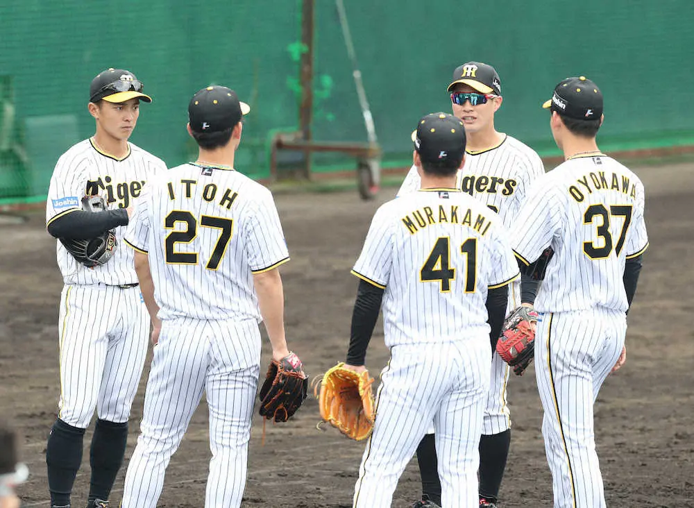 【画像・写真】＜阪神春季キャンプ＞　ケースノックではミスが多く、木浪（右から2人目）と熊谷（左）が投手陣と話し合う　（撮影・平嶋　理子）