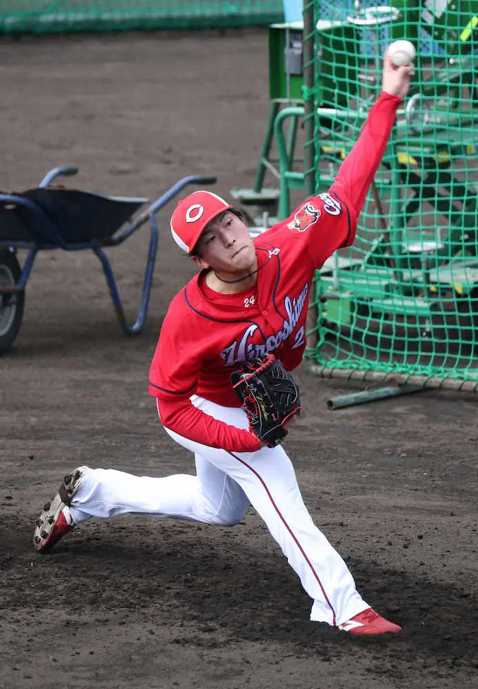 【画像・写真】広島ドラ1・黒原を救援起用！　佐々岡監督が示唆「リリーフで面白いかな」　フリー打撃登板で適性感じた