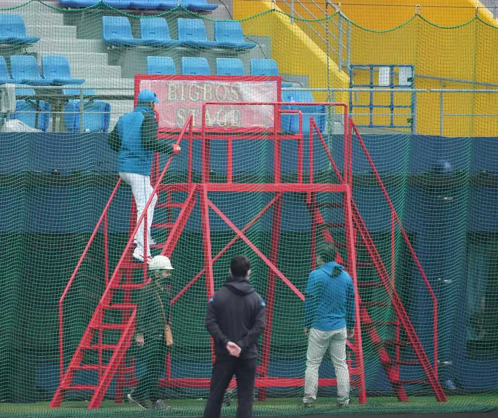 【画像・写真】日本ハム・新庄監督　ド派手真っ赤「ビッグボスタワー」登場　記念撮影する場面も