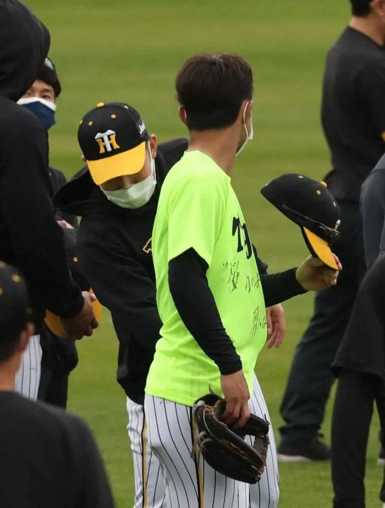 【画像・写真】阪神　復帰の糸原に、一日主将・熊谷が「打倒糸原」宣言で出迎え