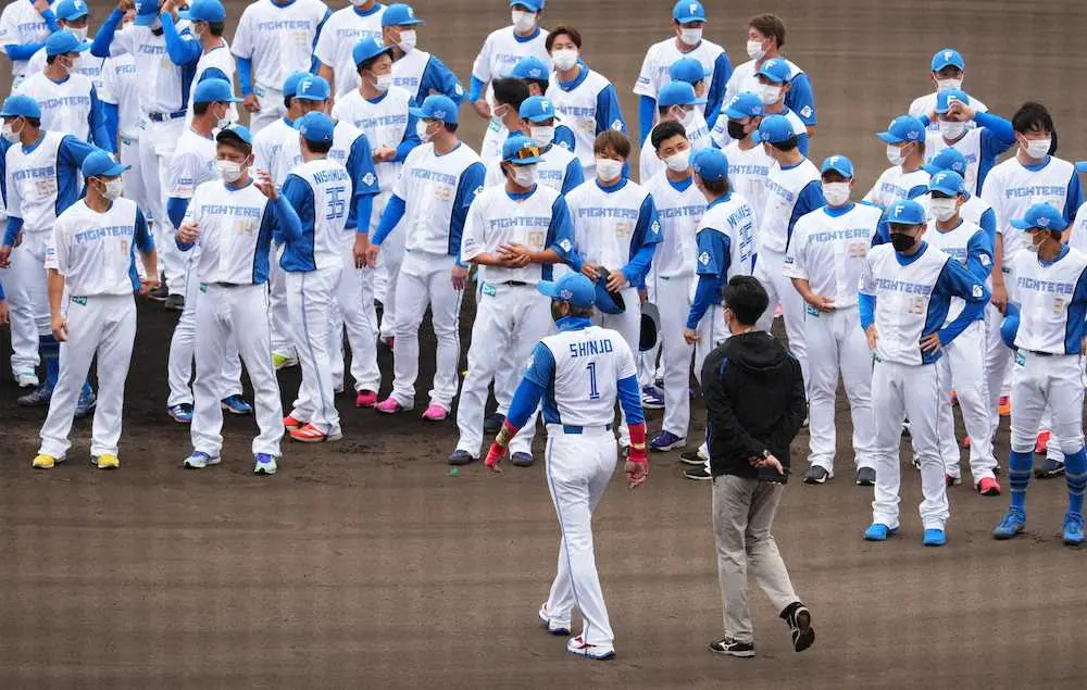 【画像・写真】日本ハム・新庄監督　お待ちかね！今キャンプ初「背番号1」ユニホーム姿披露