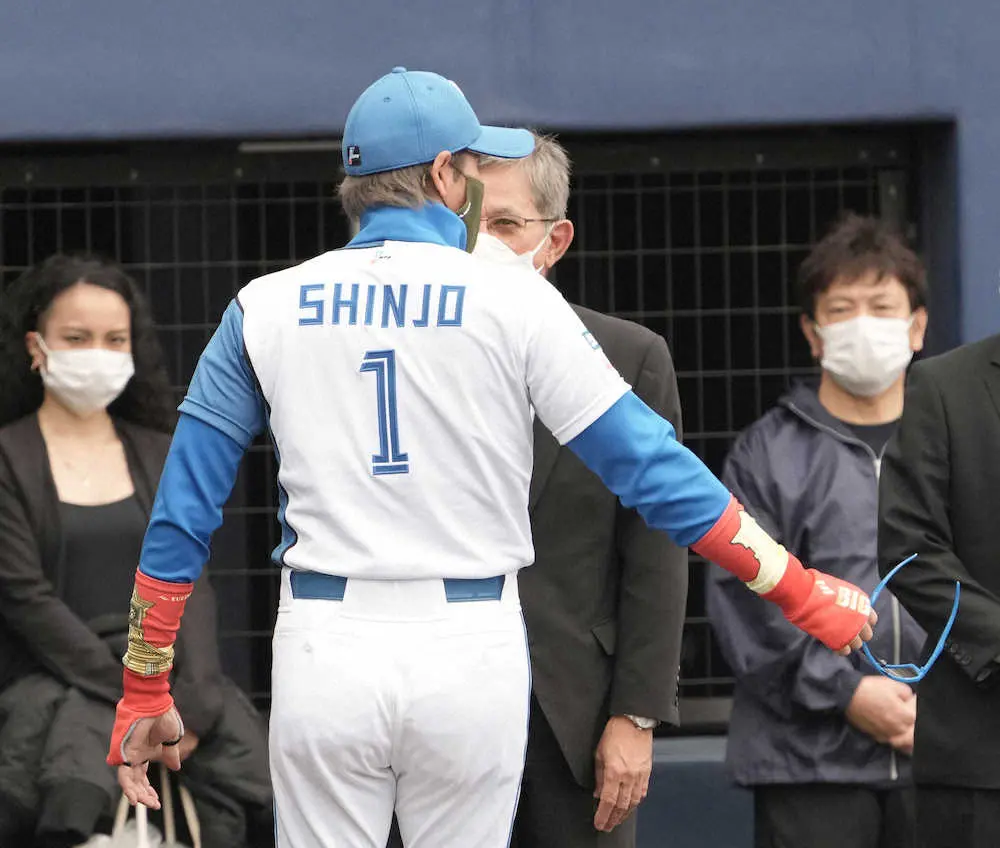 【画像・写真】新庄監督「原タワー」超えた！高さ3・6メートル「ビッグボスステージ」、背番1ユニも初披露