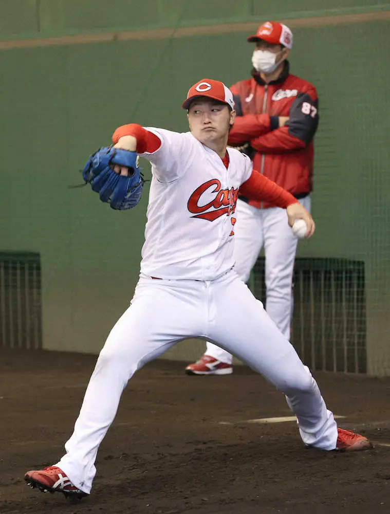 【画像・写真】＜広島キャンプ＞ブルペンで高橋投手コーチ（後方）が見つめる中、投球練習する床田