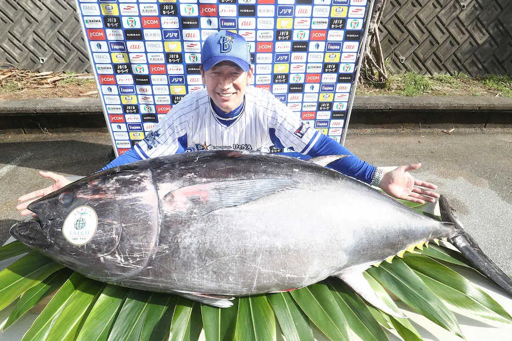 【画像・写真】DeNA・三浦監督　約70キロのマグロ贈呈され感謝