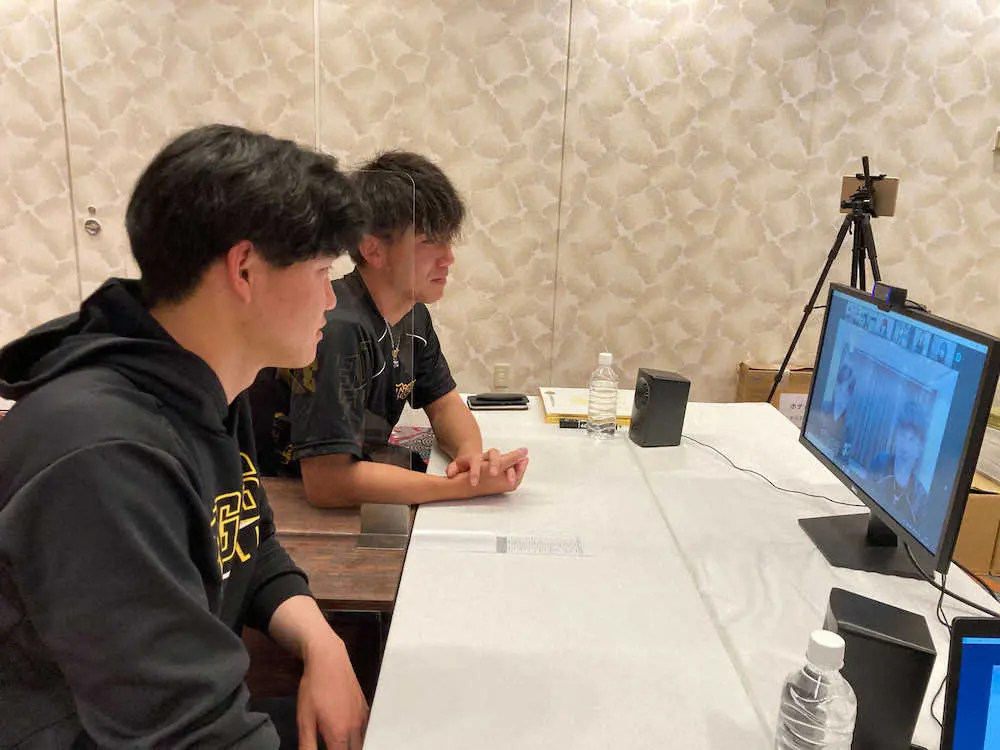 「オンラインTORACOミーティング」でファンと交流した阪神・及川（左）と伊藤将（球団提供）