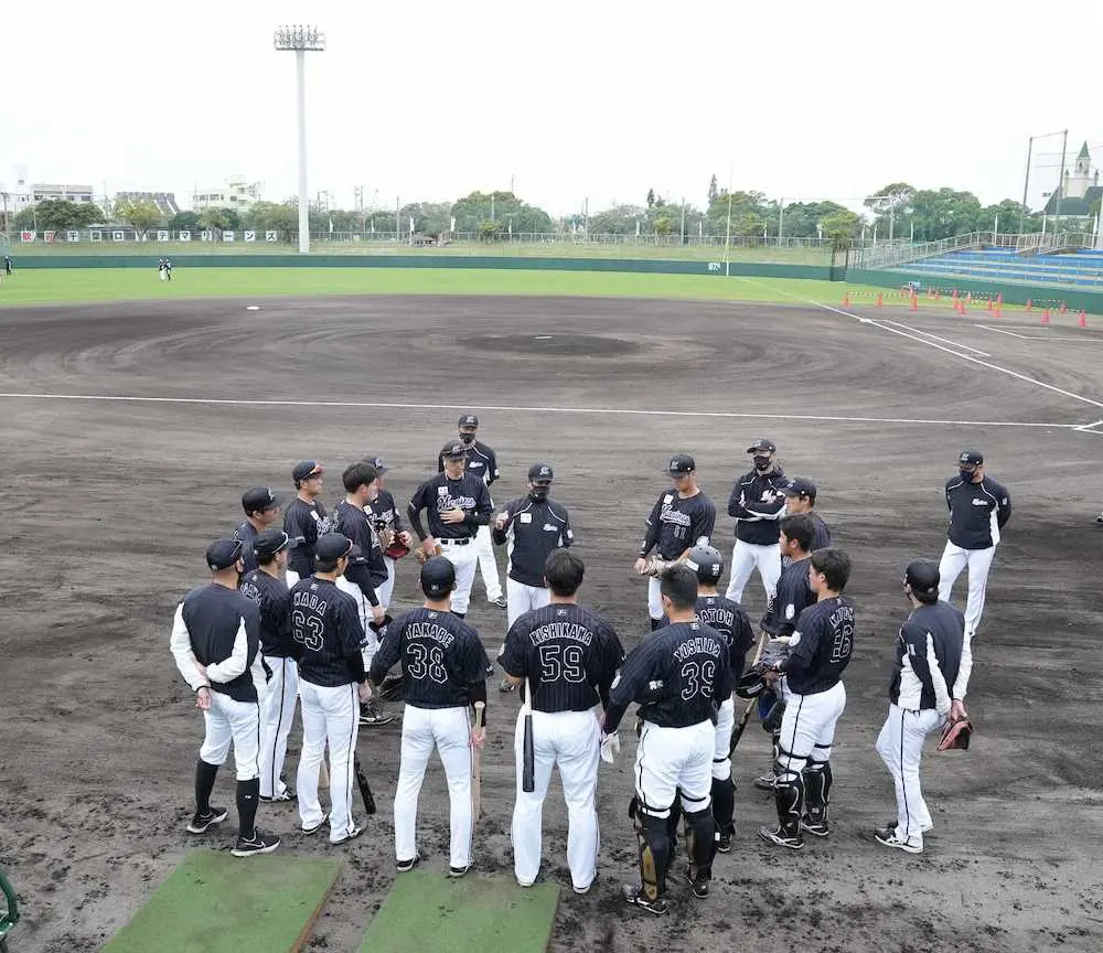 【画像・写真】ロッテ　2次キャンプ地・糸満で全体練習