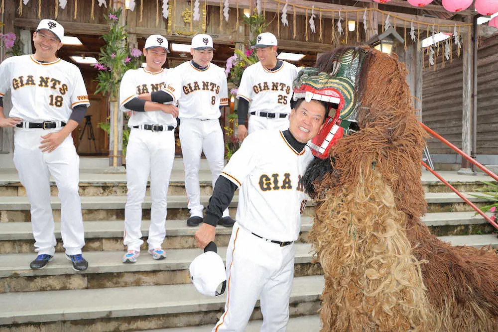 【画像・写真】巨人・原監督、菅野ら4選手が沖宮参拝　獅子舞に頭かまれる恒例行事も