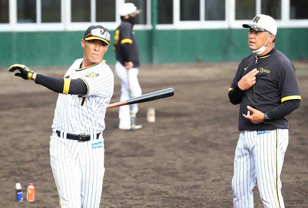 藤井康コーチ（右）に見守られロングティーを行なった阪神・糸井