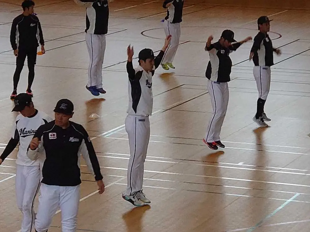 【画像・写真】ロッテ　練習試合が雨天中止　糸満の体育館で練習　朗希も石垣島から合流