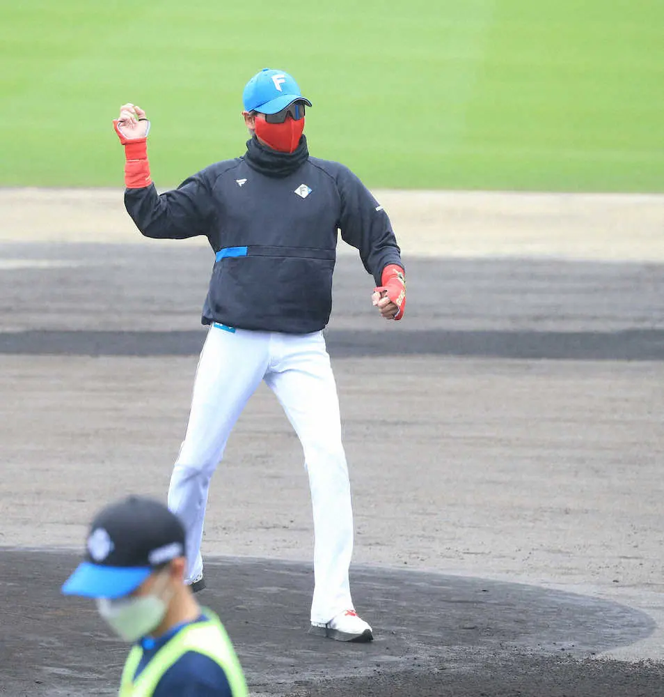 【画像・写真】【ビッグボス　ボイス】井口の襟足にタッチ「ピッチングのバランスはいいけど、髪のバランスは悪いね」