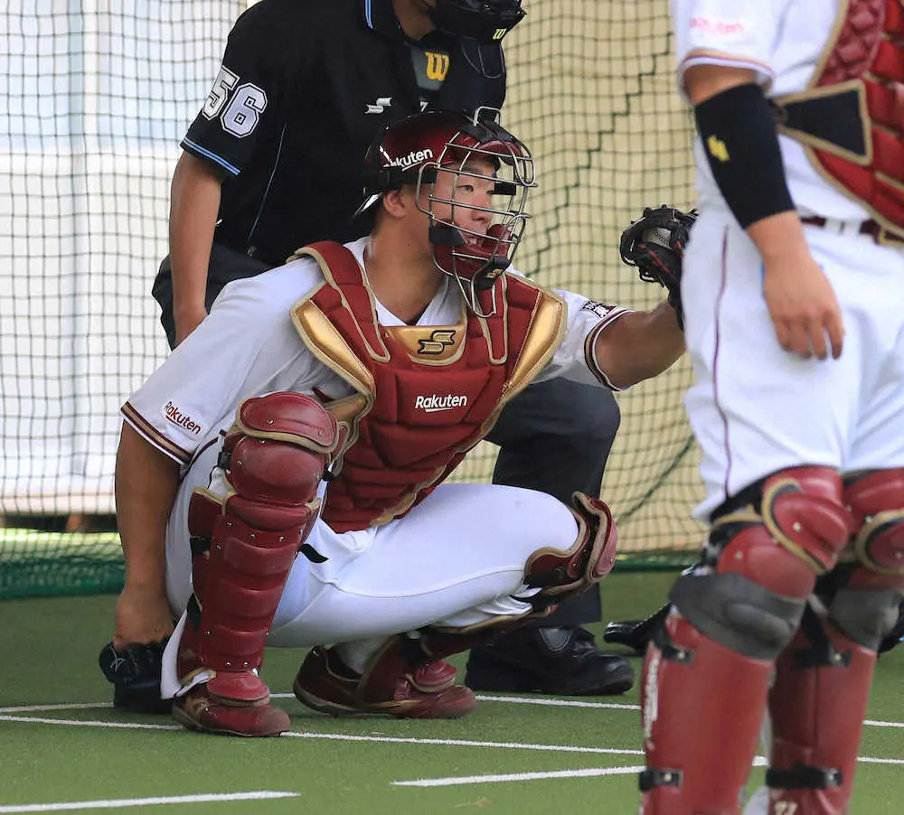 【画像・写真】楽天・ルーキー安田緊張　必死の形相で田中将のボール受ける